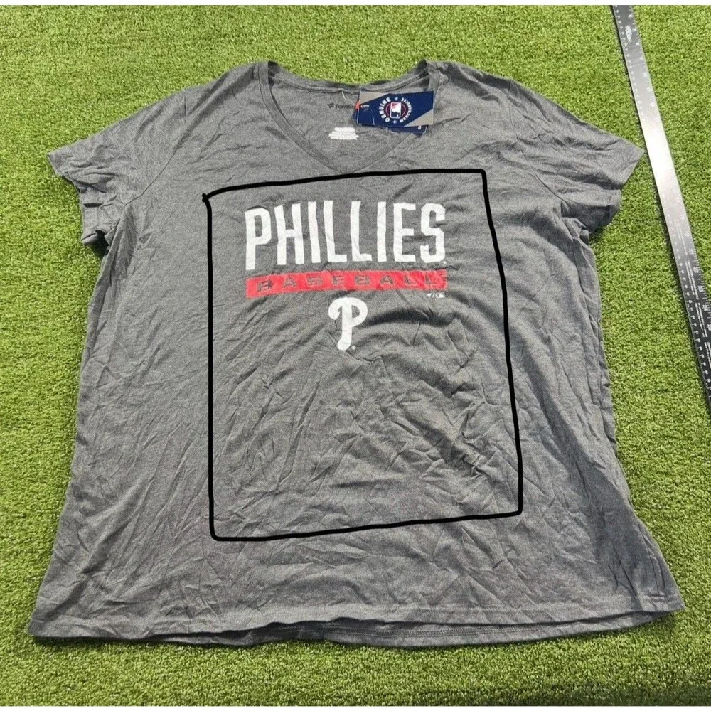 Fanatics Philadelphia Phillies Women's Gray V-Neck T-Shirt Size 3XL NWT